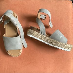 Soda gray platform sandals